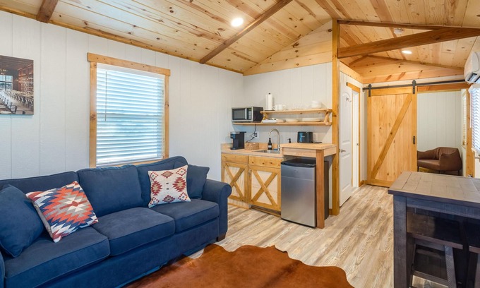 Temecula Cabina | Native Falls Cabin (1BR Rustic) - Lakeview 1 bedroom, 1 bath Rustic Cabin