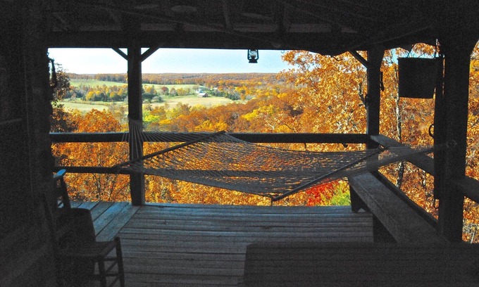 Dixon Cabina | Cabaña de madera nativa de Ozark encaramada sobre el pintoresco valle del río Gasconade
