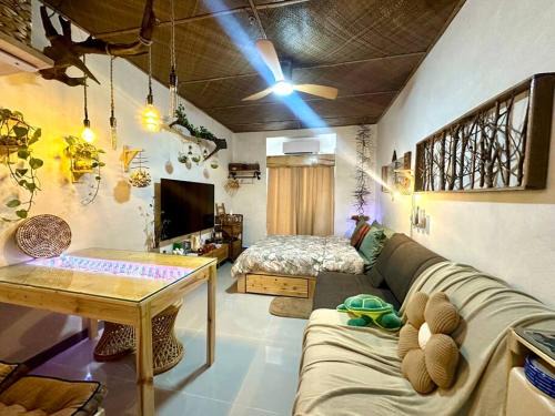 South Triangle Apartamento | Native themed Condo Staycation in QC