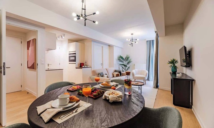 Plasky Apartamento | NATO&EU 1BR Aprt- Free Luggage Room