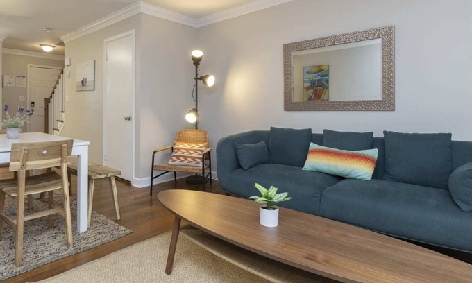 Northeast Virginia Beach Casa | Natural Beauty B - 3min walk to beach