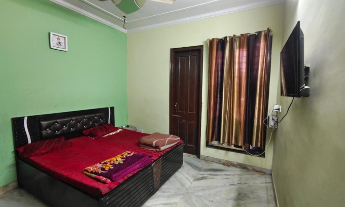 Azadpur Casa | Natural Light Comfortable Room Friendly Home Stay