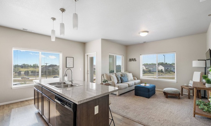 West Des Moines Apartamento | Natural Light End Unit w/Private Balcony, Gym, Pool, Pickleball, Prime Location