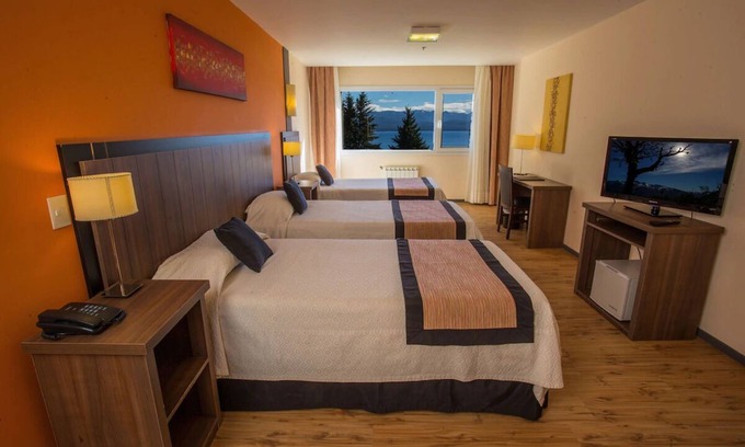 San Carlos de Bariloche Hotel | Nature-Inspired Room, Minutes from Civic Center with Jacuzzi for Relaxation