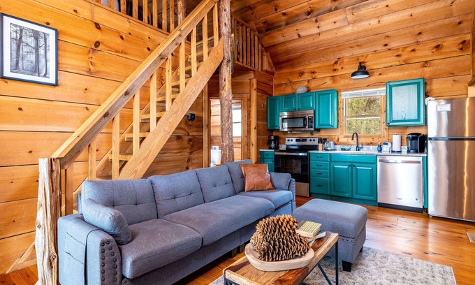 Townsend Cabina | Summer Oasis! King Bed! Dog Friendly! Peaceful!