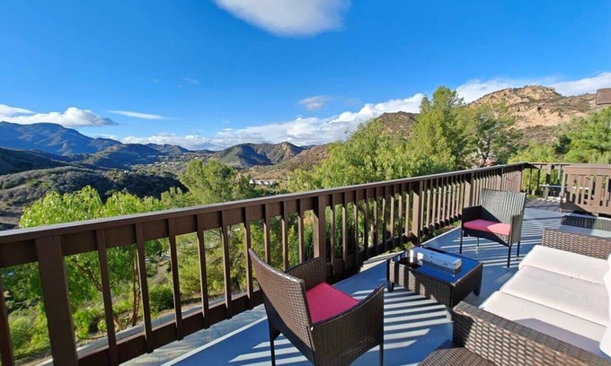 Thousand Oaks Casa | Nature Retreat: 5 Min to Shops, Pano Views, Hiking