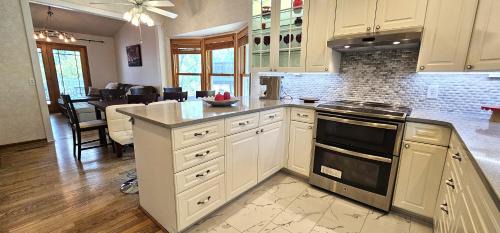 Chanhassen Casa | Nature's Blissful Haven - King Bed & Heated Garage
