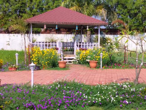 Bhopal Apartamento | Nature's Charm - Unique Treehouse by a Scenic Lake