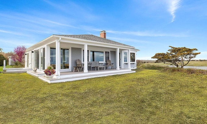 Orleans Cabaña | Nauset Harbor Cottage: 112-O Charming Coastal Retreat with Breathtaking Views – East Orleans