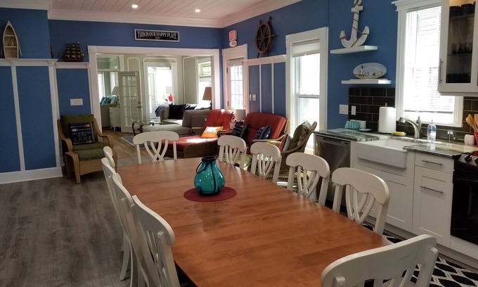 Lake Geneva Apartamento | Nautical Cottage on Geneva St. is truly located downtown Lake Geneva, WI