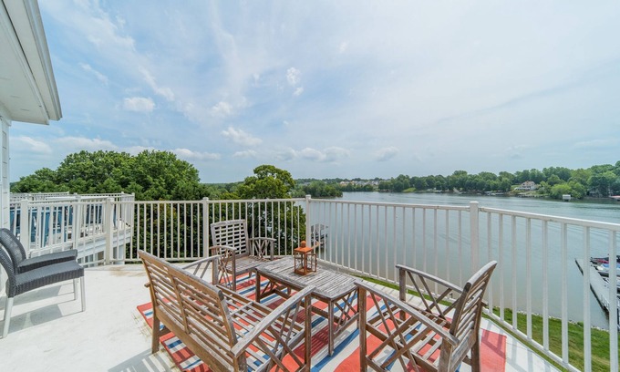 Mount Mourne Condominio | Nautical Nest by SoCharm | Next To Restaurants and Community Pool!