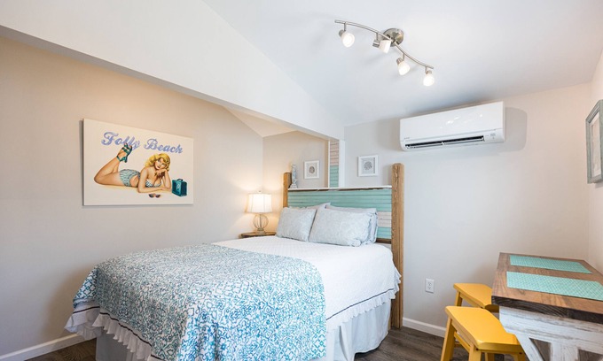 Folly Beach Apartamento | Nautical-themed Studio less than a block to sea, sun and fun!