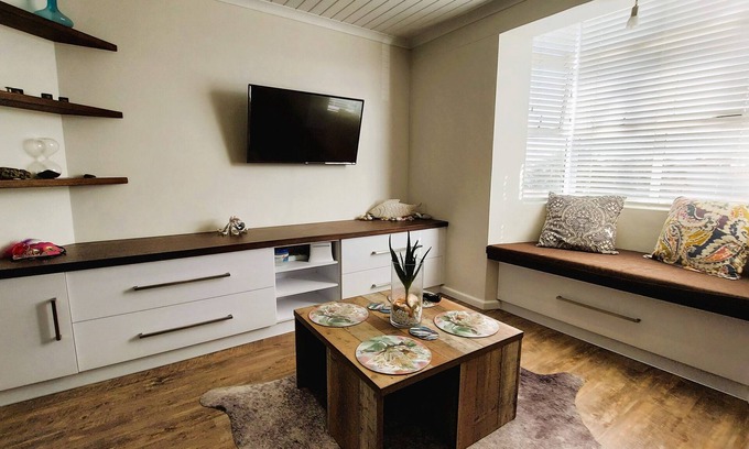 Swakopmund Apartamento | Nautilus - a yacht-inspired 2-bedroom holiday apartment. Simple and elegant.