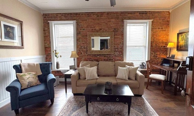 Nauvoo Apartamento | Nauvoo Escape: Historic Retreat w/ Modern Comforts