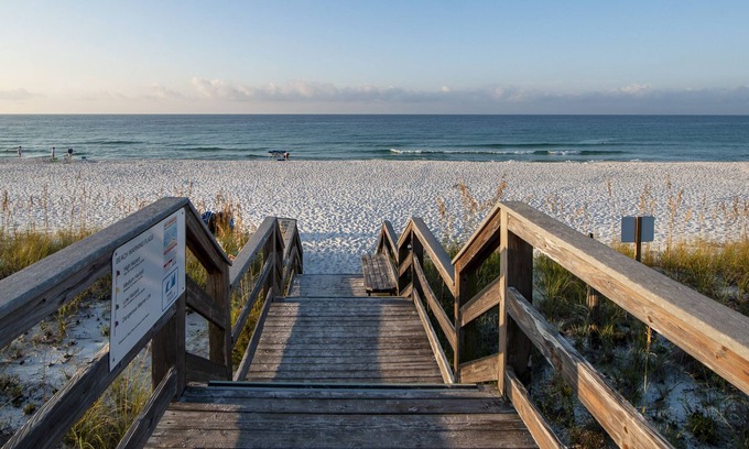 Navarre Beach Condominio | Navarre Manor: Steps from the beach!