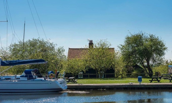 Beckingham Casa | Navigation Cottage on the Historic Sea Lock overlooking the Nature Reserve