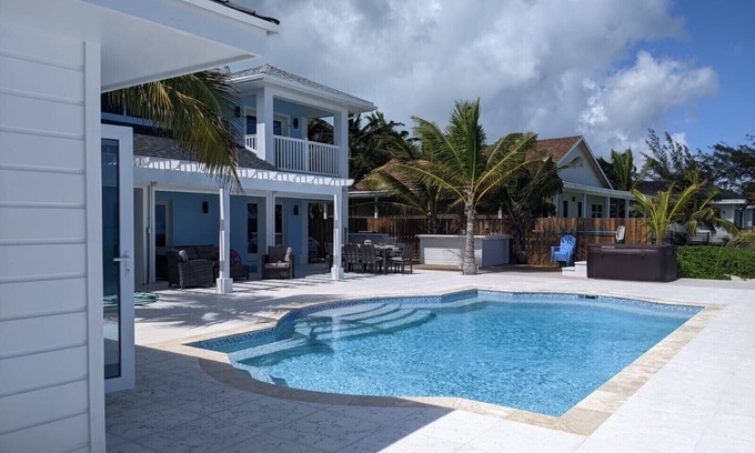 Tar Bay Casa | BEAUTIFUL BEACH HOUSE ON TAR BAY HEATED POOL , HOT TUB , BAR & GRILL