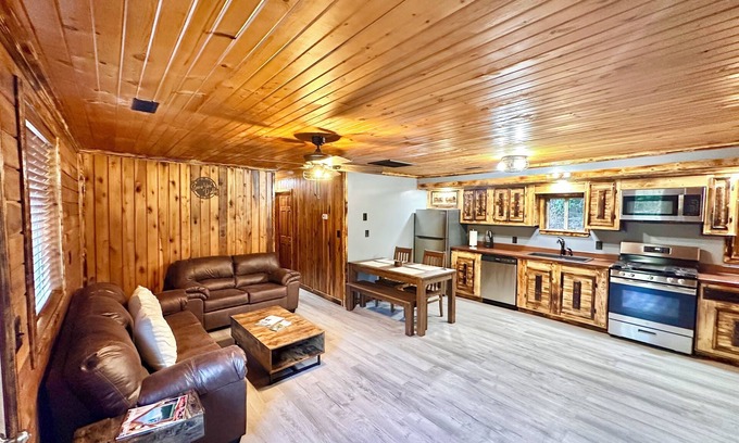 Cabins Cabina | Cozy 2-bedroom, river access, near Smoke Hole, Seneca Rocks & Dolly Sods