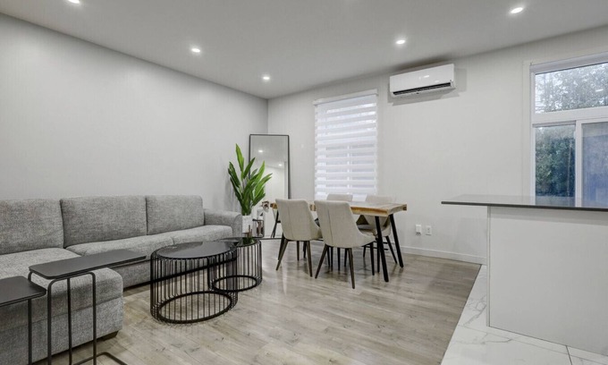 Cote-Des-Neiges—Notre-Dame-De-Grace Apartamento | NDG Loft |A Contemporary Urban Retreat