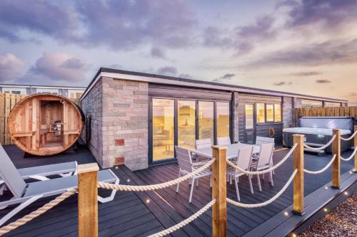 Hele Apartamento | NDR Sea view Three bedroom Residence with private sauna & hot tub