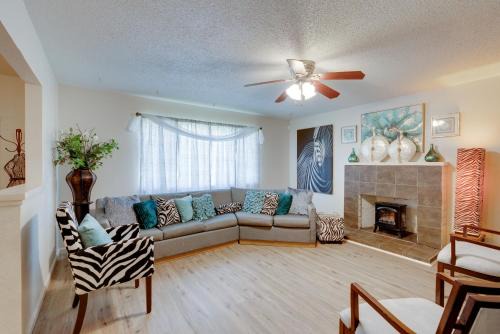 Roosevelt Casa | Near Airport and Dtwn Breezy Fresno Home!