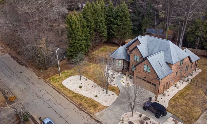 Greensboro Casa | Near airport, food & shoppings. Spacious 5-bedroom house.