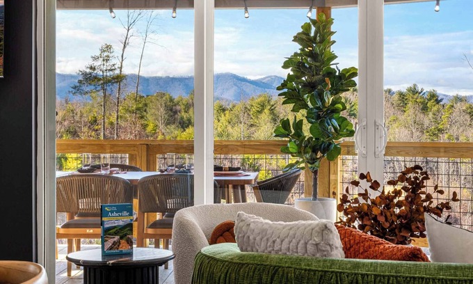 Leicester Casa | Near AVL-NEW Home-HGTV inspired design-Mtn views-Steam Sauna-Hot Tub-Game room