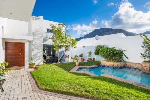 Marina da Gama Apartamento | Near Beach Pool Mountain Views On Canal