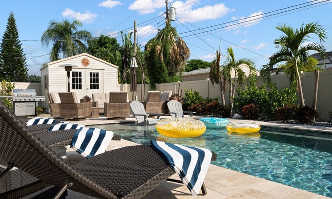 Kenneth City Casa | Near Beaches! Heated Pool, Hot tub at the Poolside Palm Hideaway!