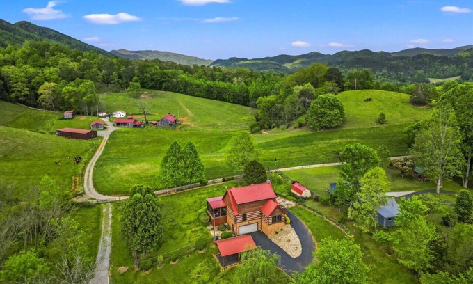 Walland Cabina | Near Blackberry Farms| Fire Pit | Hot Tub | Pets