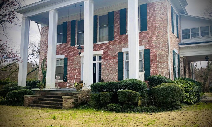 Columbus Cama Y Desayuno | Near Columbus AFB and MSU - Sleeps 8 with locally sourced + fresh breakfast