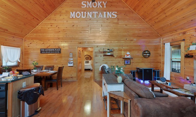 Sevierville Cabina | Dollywood! FirePit~Arcade~Easy Rds~Playground