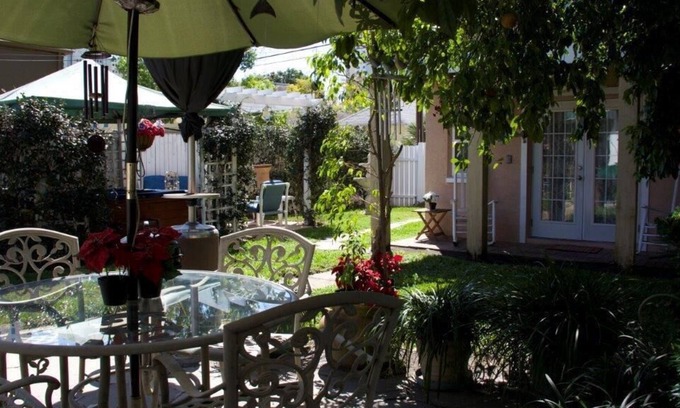 Historic Old Northeast Cabaña | Cerca del centro-Carriage House ubicado en un jardín secreto, perfecto para una pareja