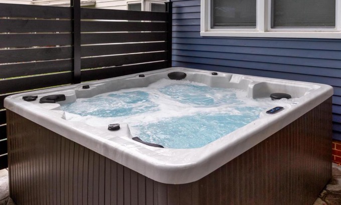 Waveland Park Casa | Near Drake/Downtown packed w/Amenities - Hot Tub - Movie Theater