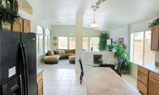 Deer Valley Casa | Near Great Shopping & Dining! Pool Table & Games!