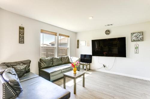 New Caney Casa | Near Hiking and Fishing Airy Retreat in Cleveland!