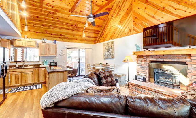 Pinetop-Lakeside Cabaña | Near Hiking: Cabin w/ Hot Tub in Lakeside!