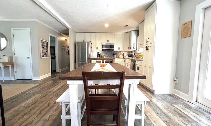 Wilmington Historic District Casa | Near ILM Family Gathering Home, Sleeps up to 8, host up to 12. Your Holiday spot