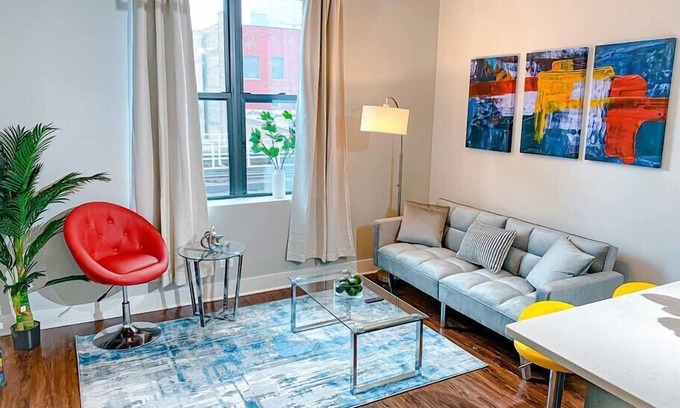 Near South Side Apartamento | Near McCormick Place 420-Friendly 3BR/2BA with Optional Parking and sleeps 8