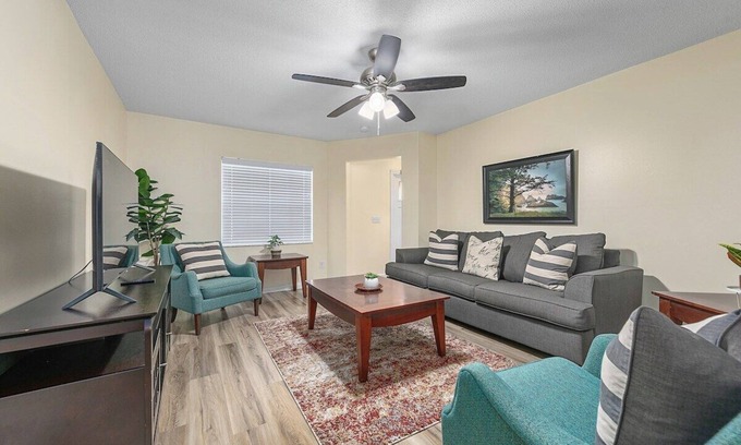 Melbourne Casa | Near MLB Airport, FIT, HRMC, Downtown & Beaches! 2