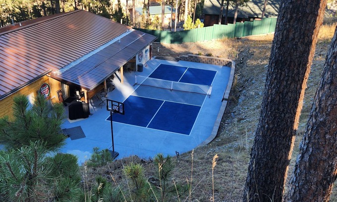Hill City Cabina | Near Mt Rushmore, Crazy Horse & Custer State Park Hot Tub Pickle Ball Court