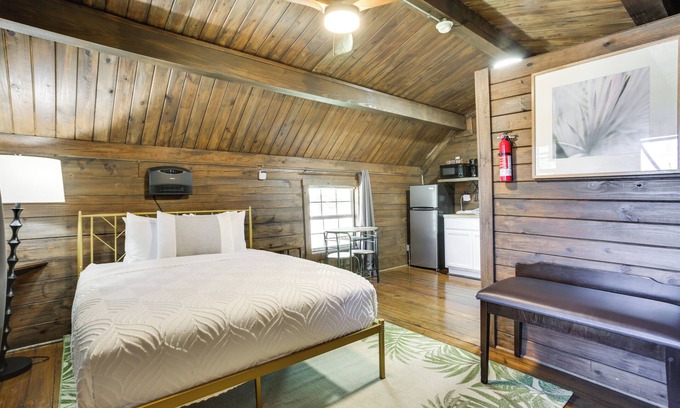 Crown Point Apartamento | Near NOLA: Bayou Cabin w/ Pool Access!