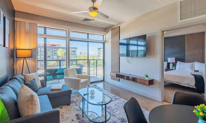 Evans Churchill Apartamento | Lux DT Phoenix Stay | Pool, Gym, Parking