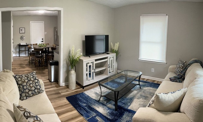 Clarksville Apartamento | Near Shows,Food,Casino, Racing Sleeps 6, family/ pet friendly, 2 miles to post