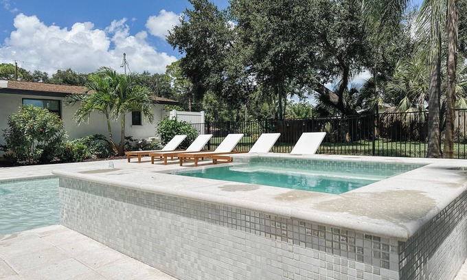 Gulf Gate Estates Cabaña | Near Siesta Key with Private Pickleball Court and Heated Saltwater Pool with Spa
