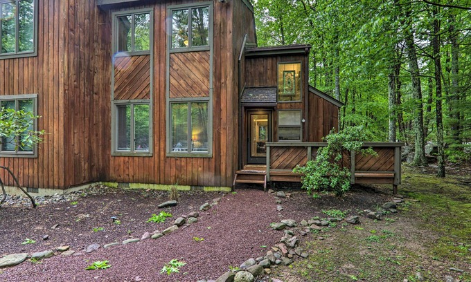 Lake Harmony Casa | Near Skiing & Lakes: Contemporary Poconos Townhome