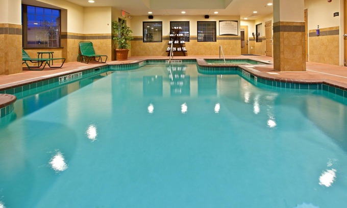 Downtown Indianapolis Condominio | Near the Airport! Free Breakfast + Pool + Gym