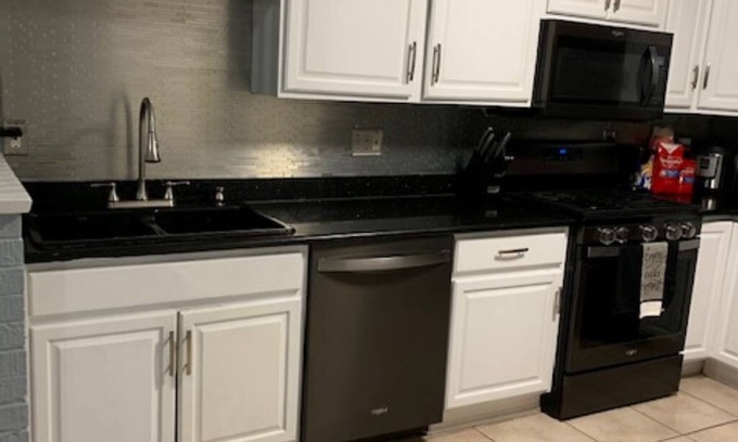 Read Boulevard East Casa | Near the Fun, Far From the Hustle: 4-bdrm house in fabulous NOLA w/Bar & Wifi