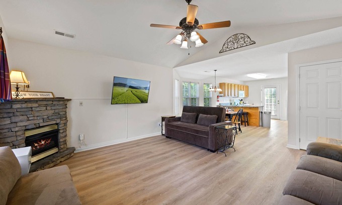Pigeon Forge Cabina | Near the River w/ EZ, flat Parking, FREE Wifi, & close to the main attractions!