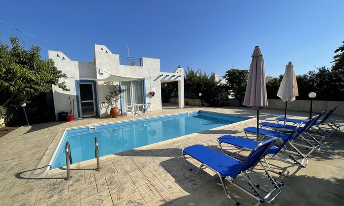 Chlorakas Casa | Near the Sea! Family Friendly, Mediterranean style Bungalow, Special Offer!
